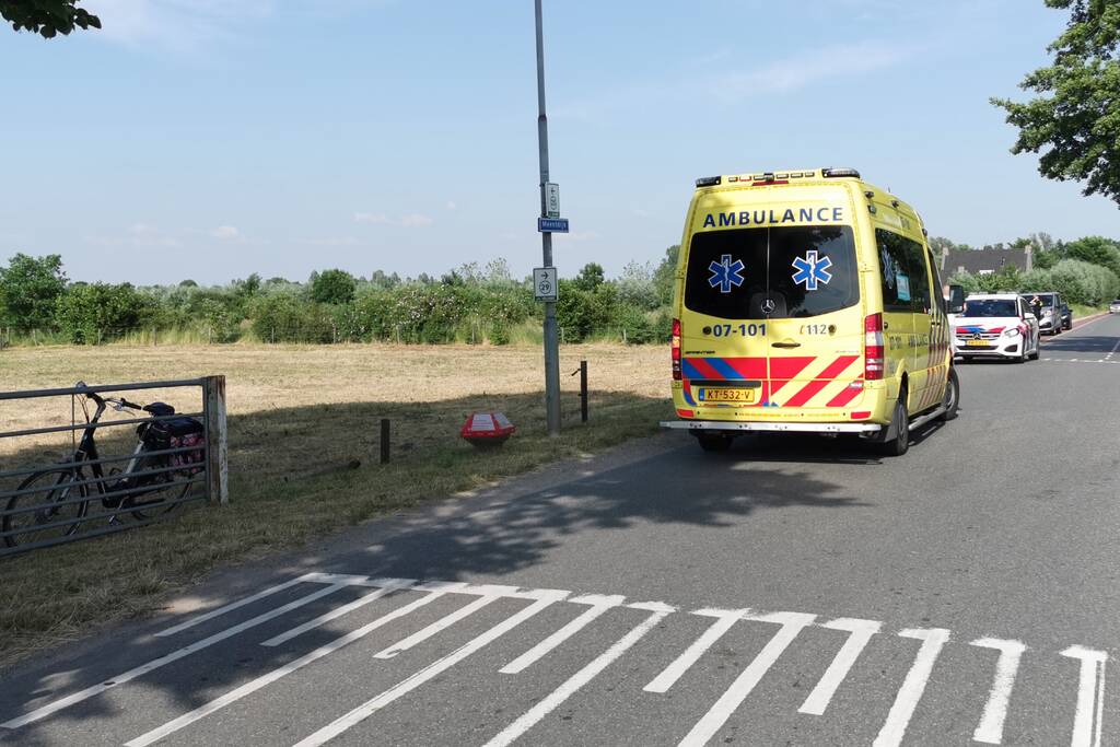 Fietsster schrikt van bestelbus en botst tegen lantarenpaal