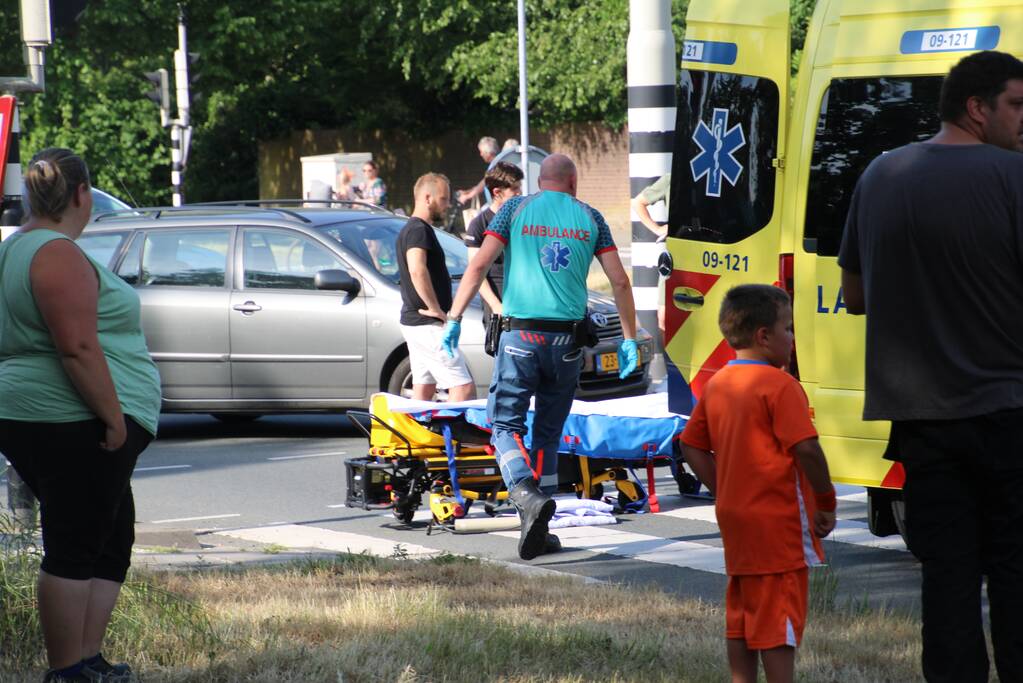 Fietser zwaargewond door botsing met personenauto