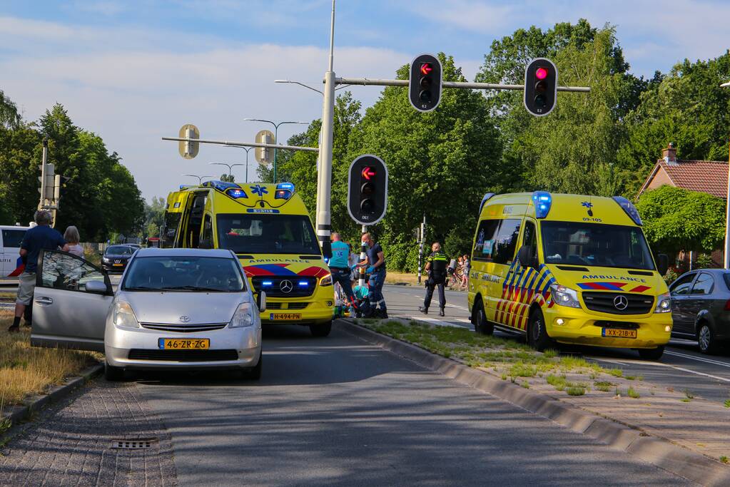 Fietser zwaargewond door botsing met personenauto