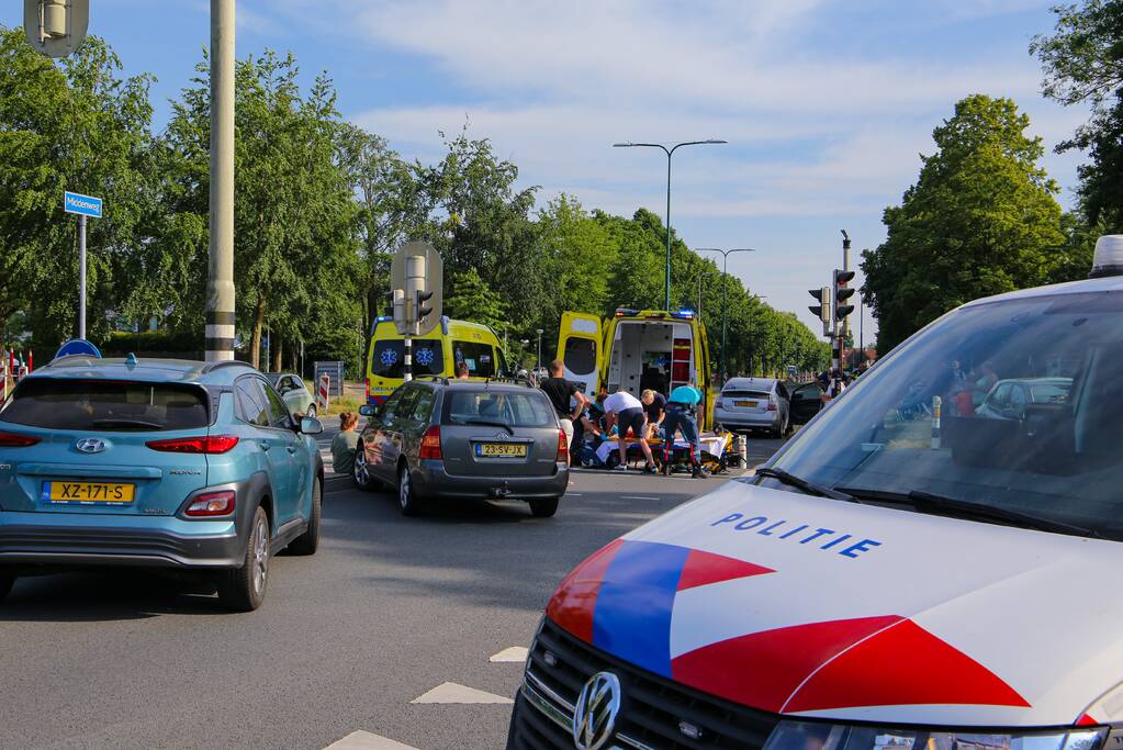 Fietser zwaargewond door botsing met personenauto