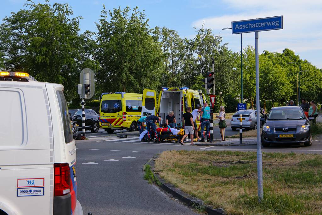 Fietser zwaargewond door botsing met personenauto