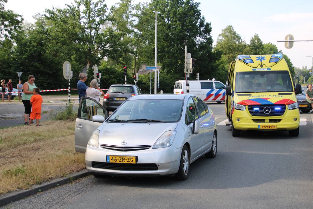 Fietser zwaargewond door botsing met personenauto