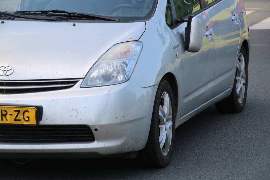 Fietser zwaargewond door botsing met personenauto