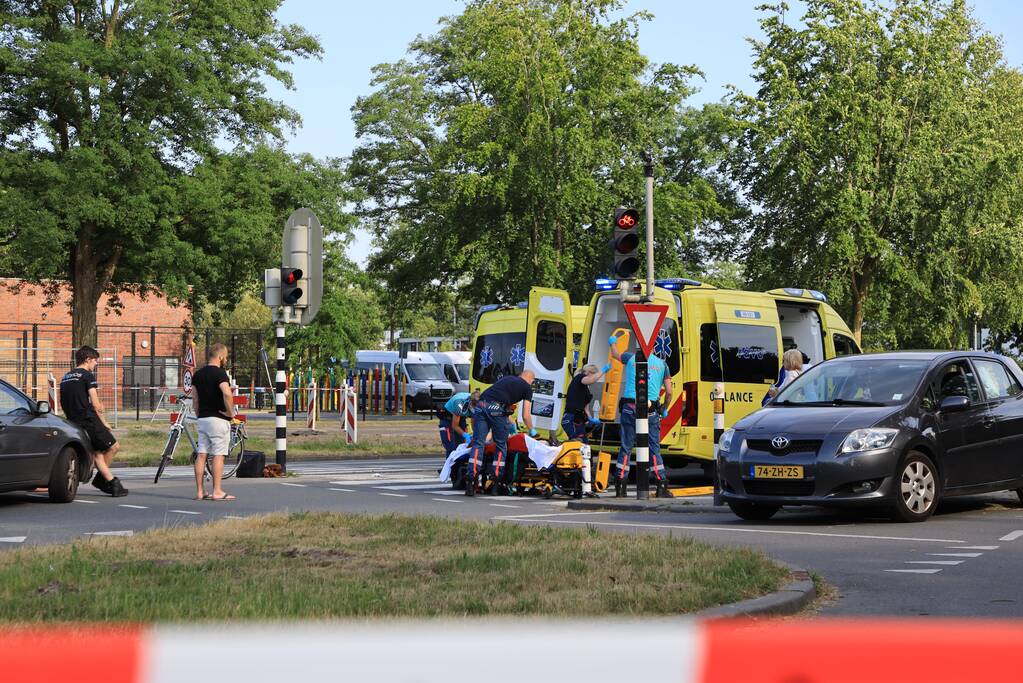 Fietser zwaargewond door botsing met personenauto