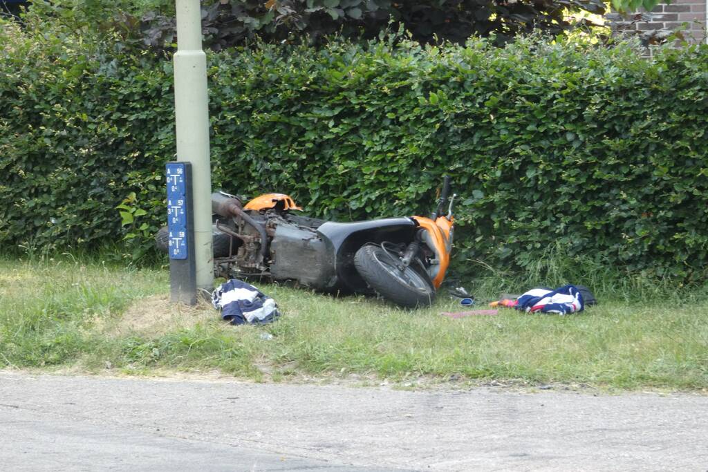 Botsing tussen bestelbus en scooter