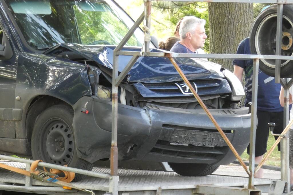 Botsing tussen bestelbus en scooter
