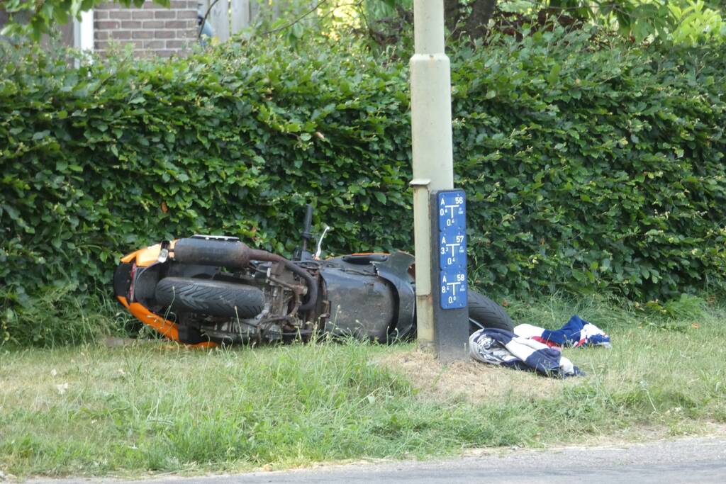 Botsing tussen bestelbus en scooter