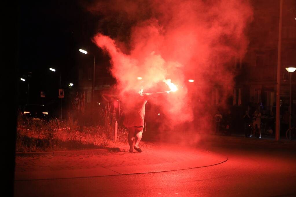 Voetbalsupporters vieren feest bij de Stier