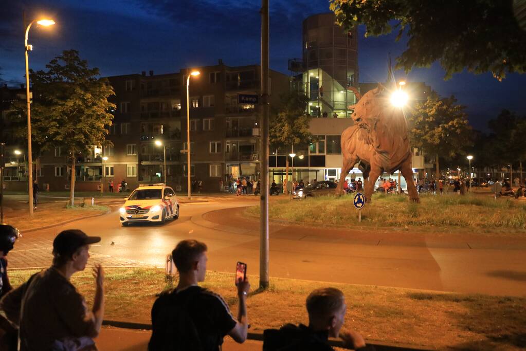 Voetbalsupporters vieren feest bij de Stier