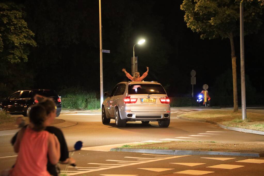 Voetbalsupporters vieren feest bij de Stier
