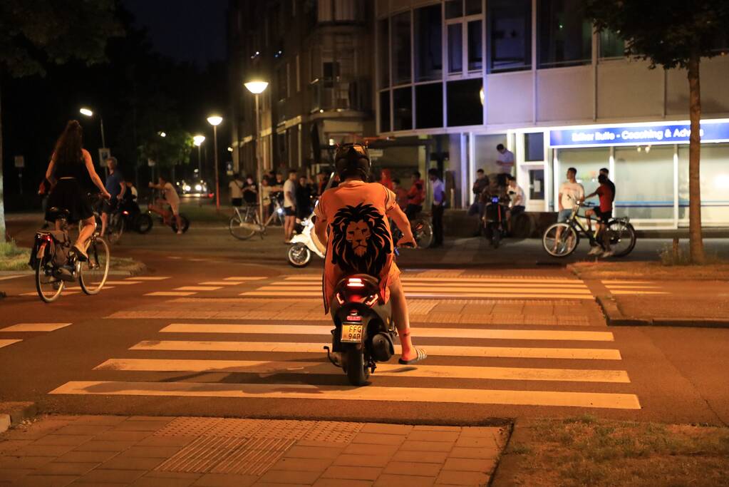 Voetbalsupporters vieren feest bij de Stier