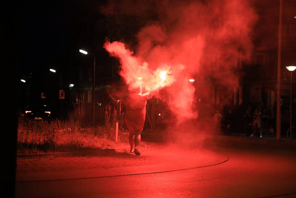Voetbalsupporters vieren feest bij de Stier
