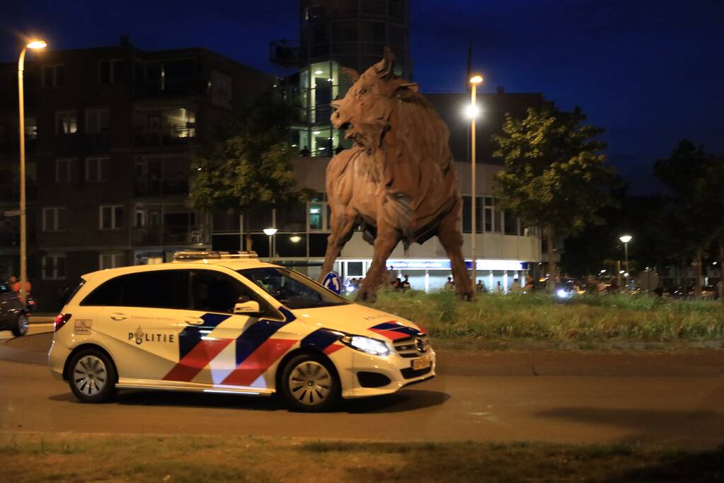 Voetbalsupporters vieren feest bij de Stier