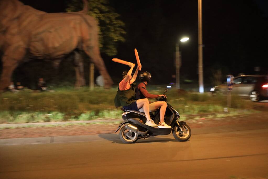 Voetbalsupporters vieren feest bij de Stier