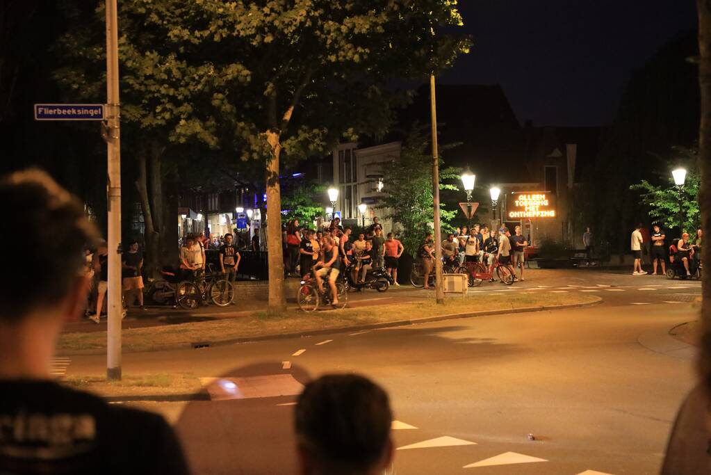 Voetbalsupporters vieren feest bij de Stier