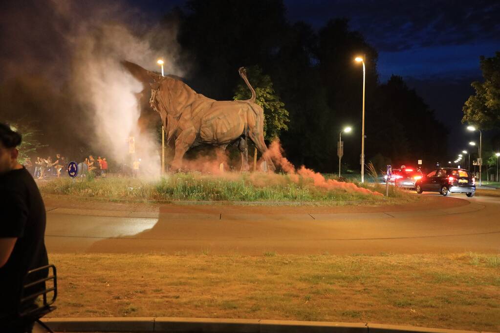 Voetbalsupporters vieren feest bij de Stier