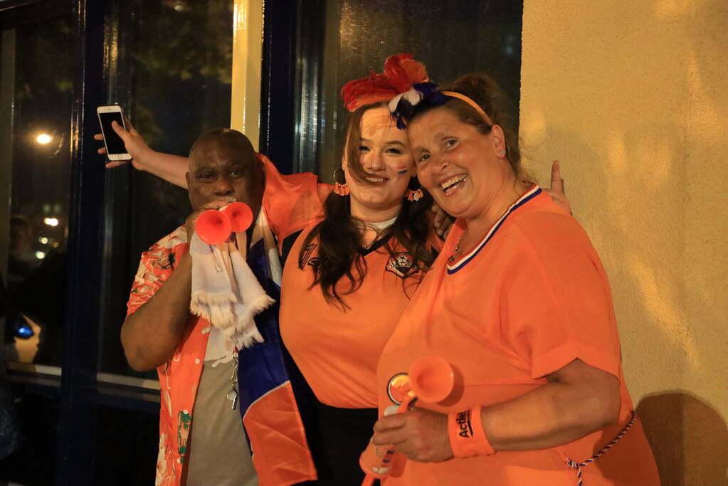 Voetbalsupporters vieren feest bij de Stier