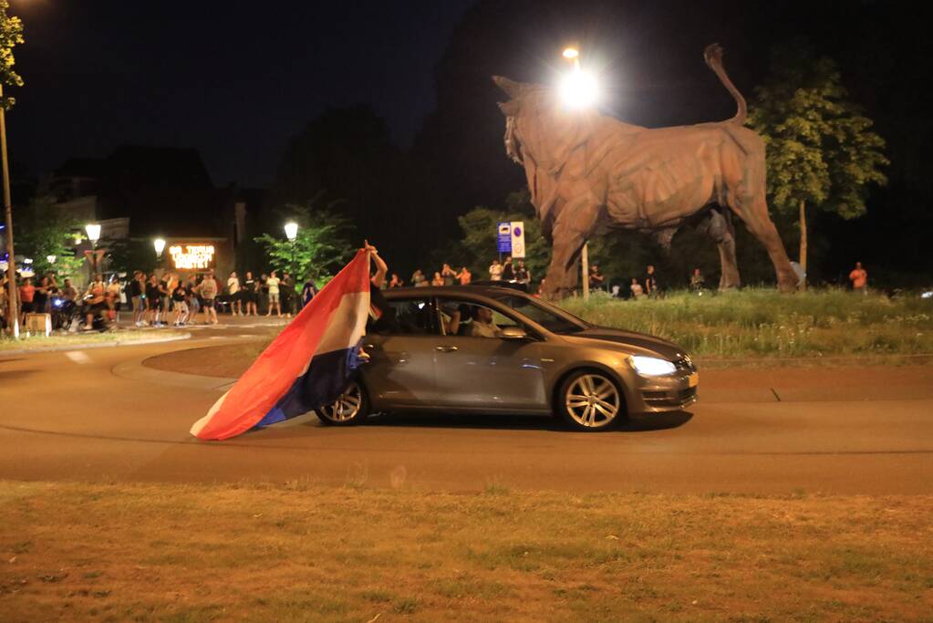 Voetbalsupporters vieren feest bij de Stier