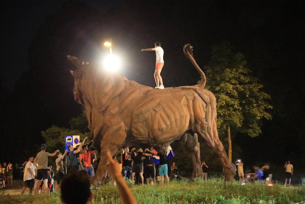 Voetbalsupporters vieren feest bij de Stier
