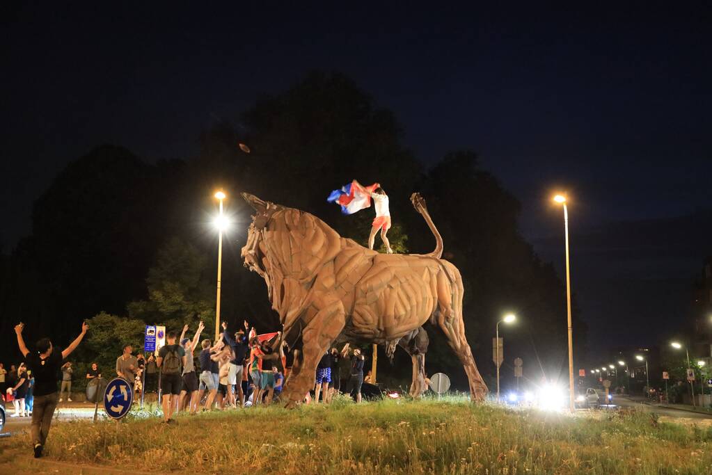 Voetbalsupporters vieren feest bij de Stier