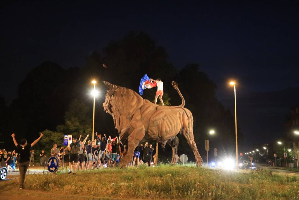 Voetbalsupporters vieren feest bij de Stier