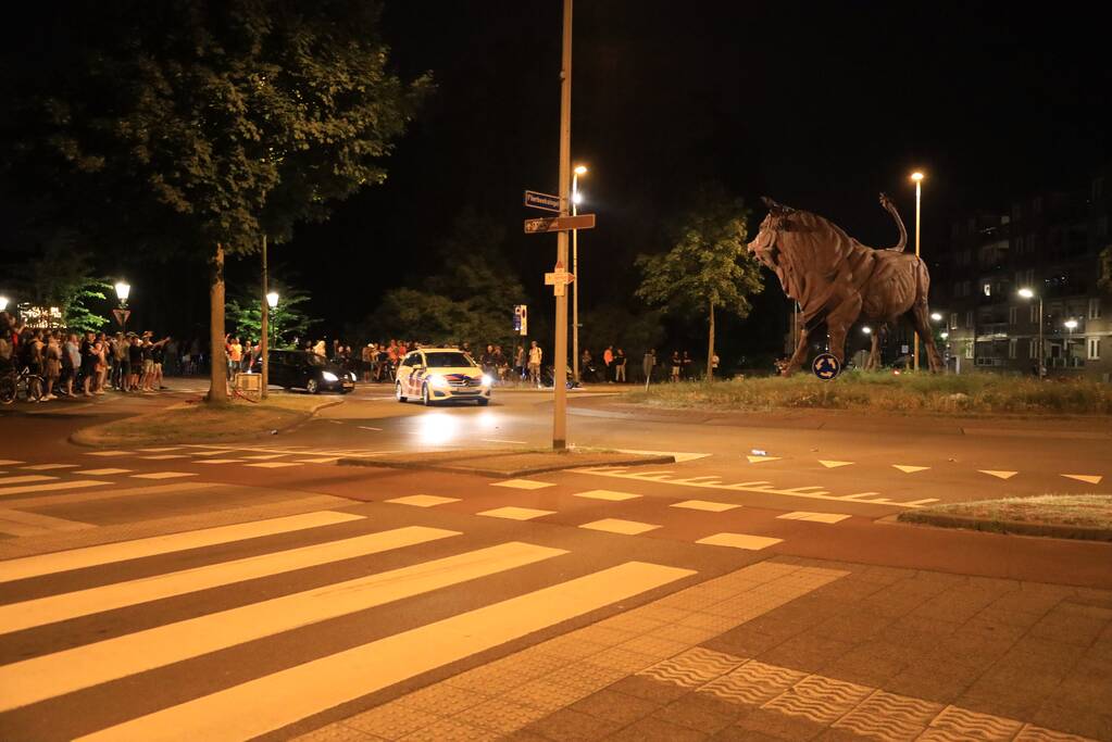 Voetbalsupporters vieren feest bij de Stier