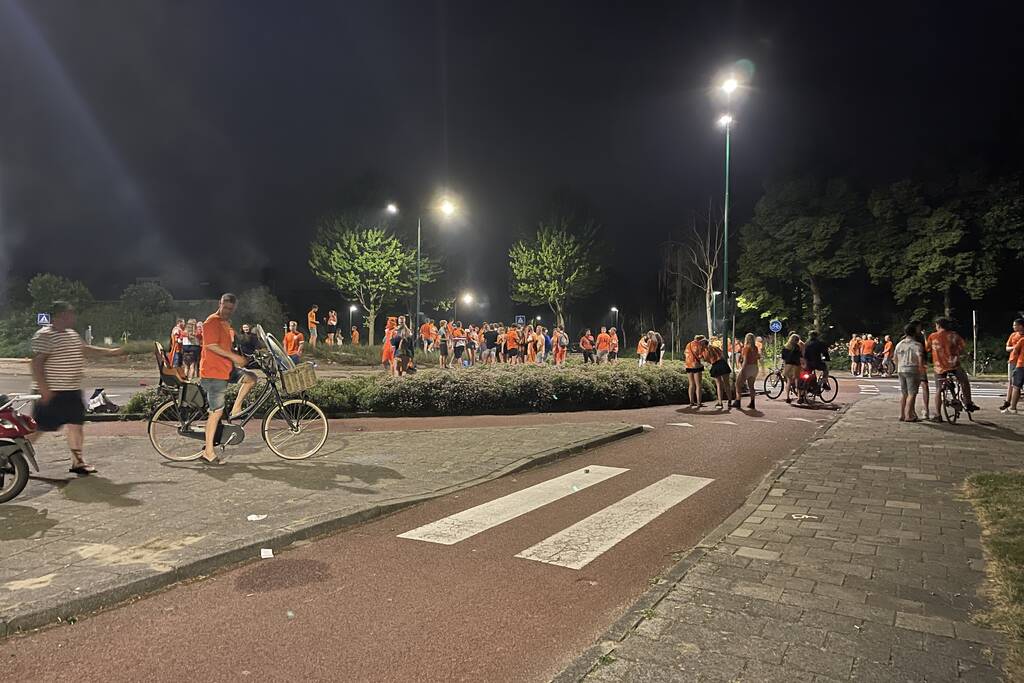 Voetbalsupporters vieren feest op rotonde