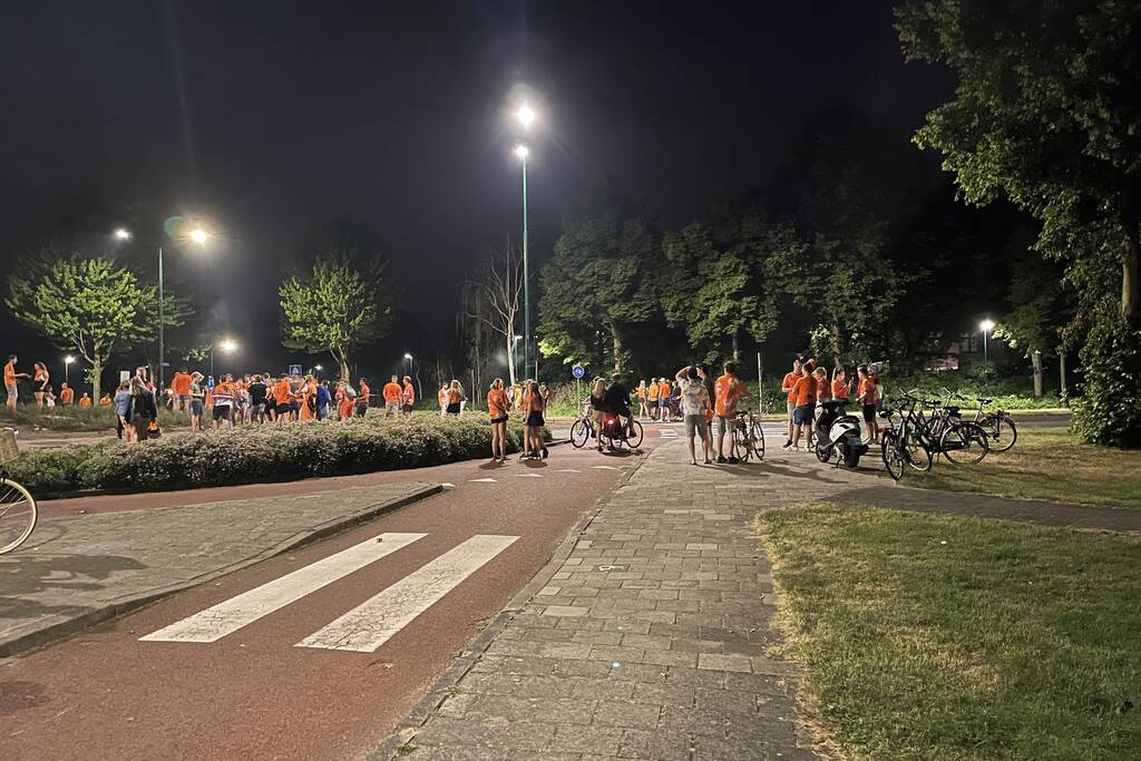 Voetbalsupporters vieren feest op rotonde