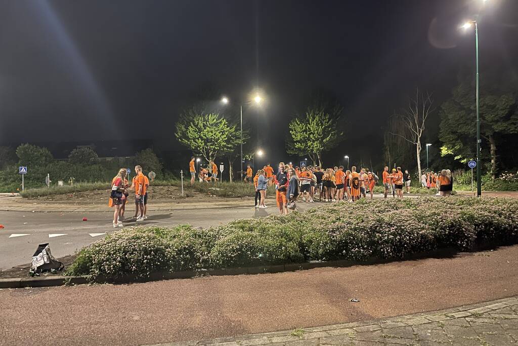 Voetbalsupporters vieren feest op rotonde