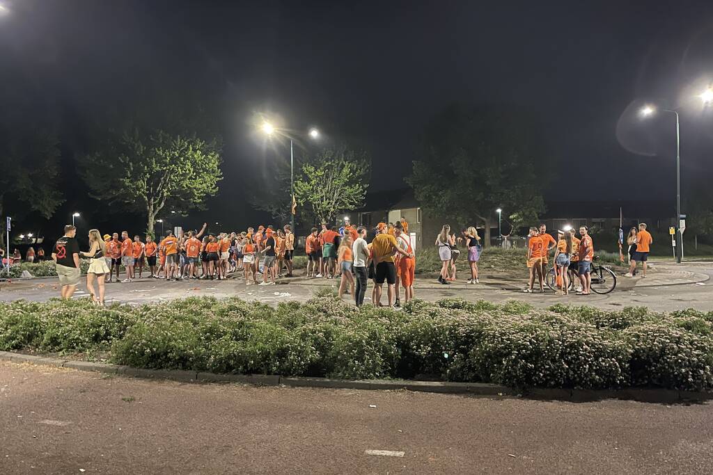 Voetbalsupporters vieren feest op rotonde
