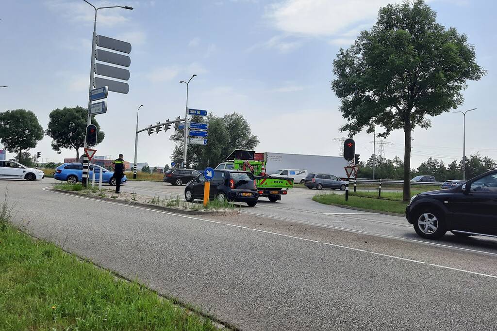 Auto rijdt door na ongeval op kruising