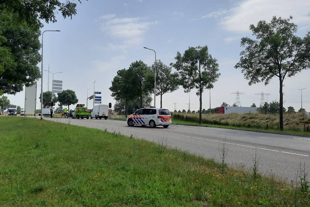 Auto rijdt door na ongeval op kruising