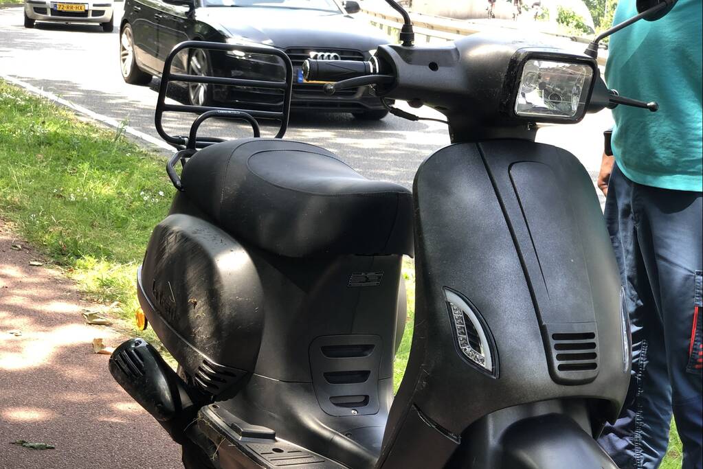Scooterrijder gaat onderuit bij aanrijding