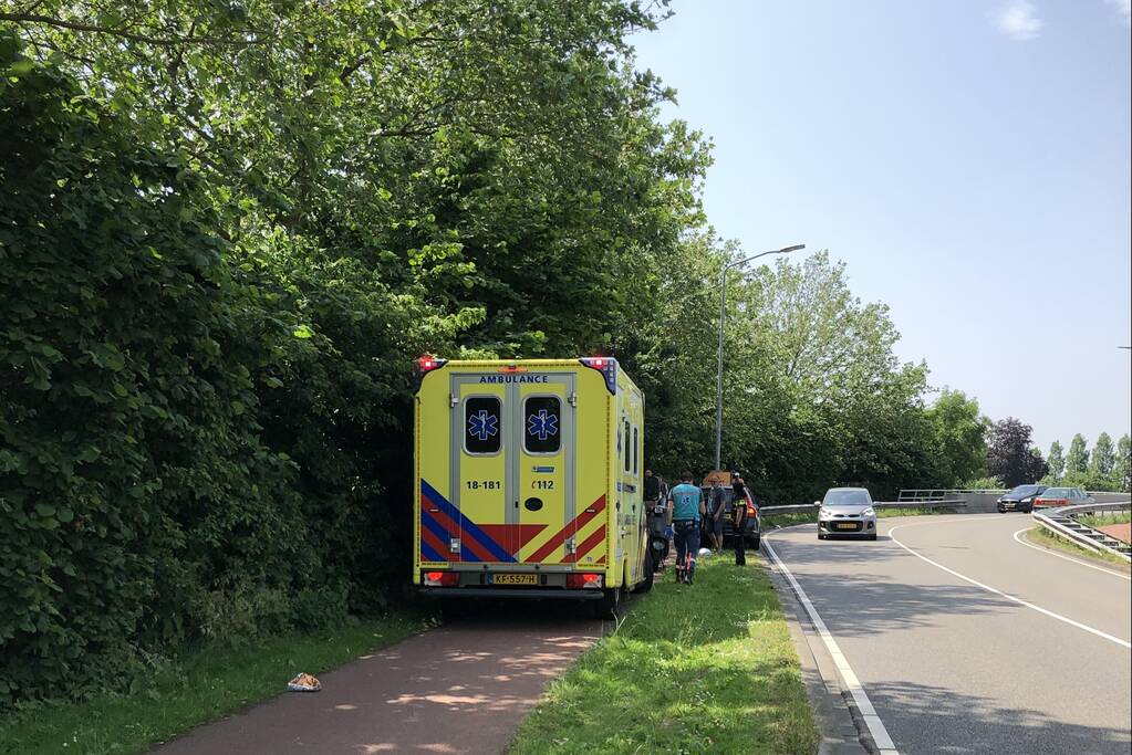 Scooterrijder gaat onderuit bij aanrijding