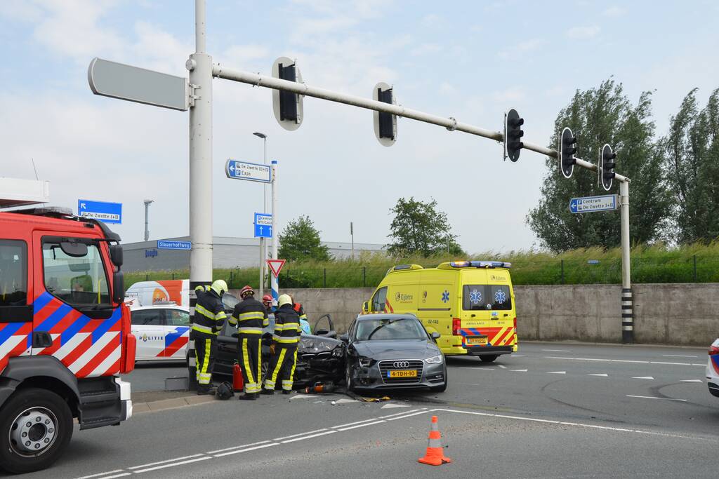 Auto's botsen op kruising