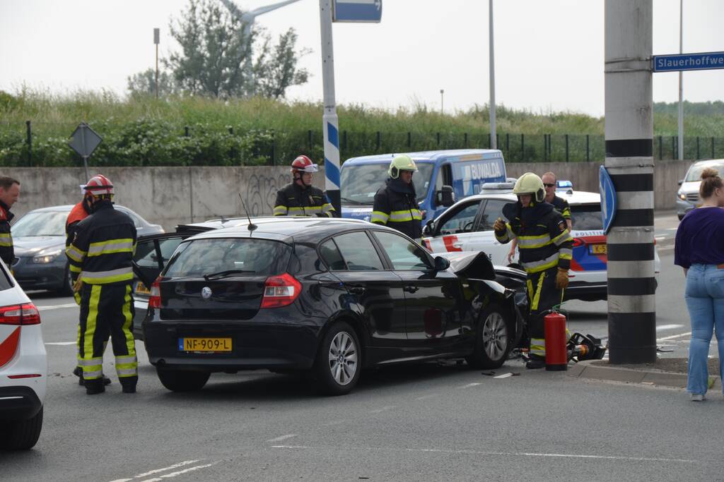 Auto's botsen op kruising
