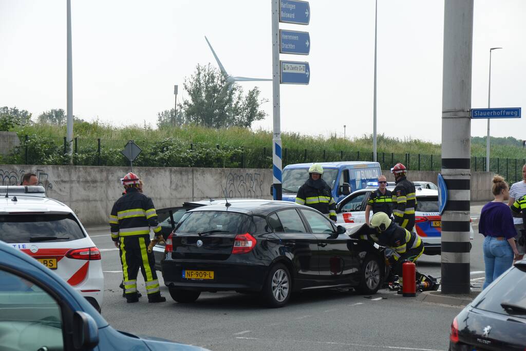 Auto's botsen op kruising