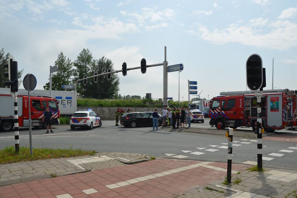 Auto's botsen op kruising