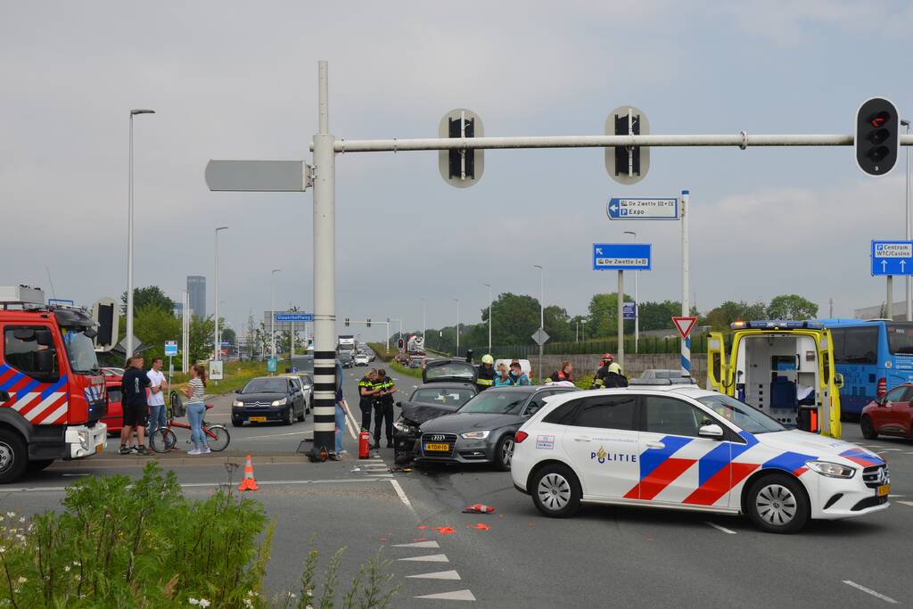 Auto's botsen op kruising