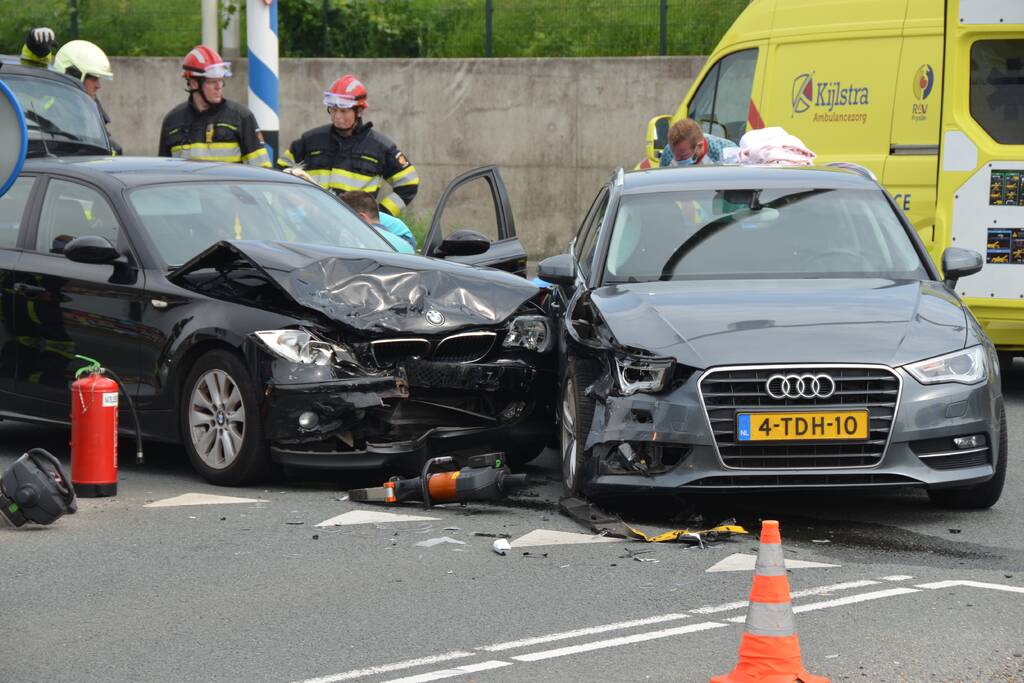 Auto's botsen op kruising