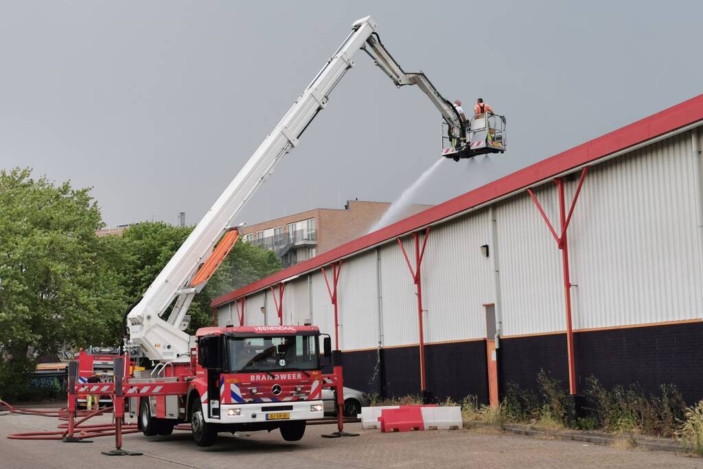 Brandweer koelt dak van GGD vaccinatielocatie
