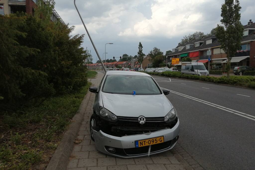 Auto botst op paal en krijgt klapband
