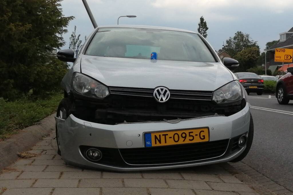 Auto botst op paal en krijgt klapband