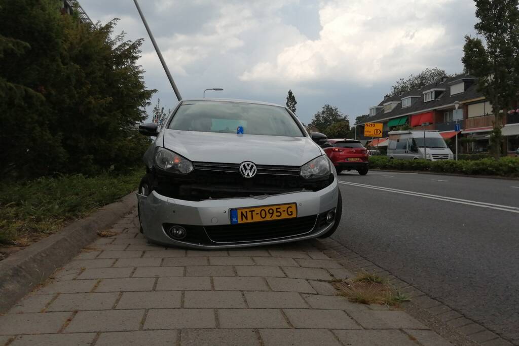 Auto botst op paal en krijgt klapband
