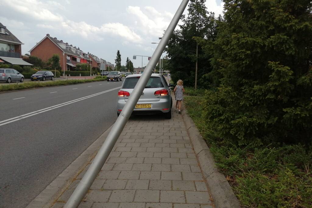 Auto botst op paal en krijgt klapband
