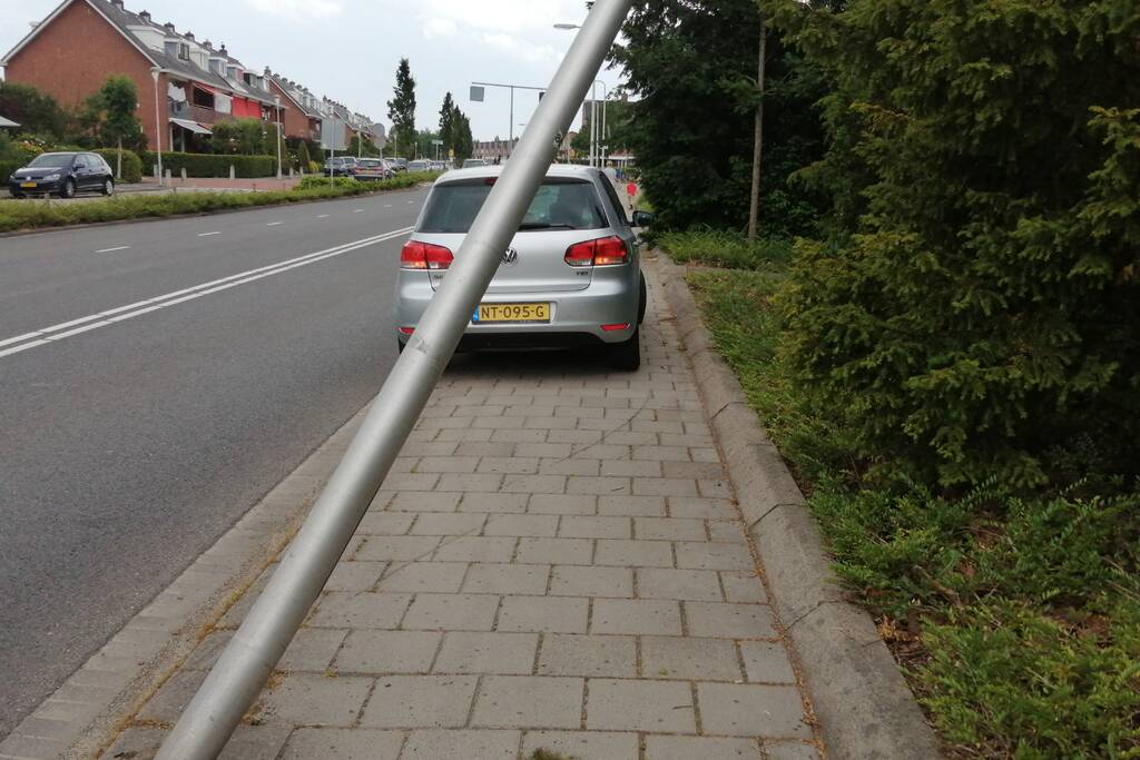 Auto botst op paal en krijgt klapband