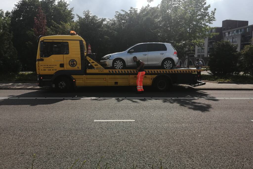 Auto botst op paal en krijgt klapband