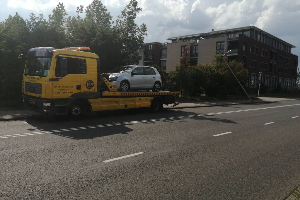 Auto botst op paal en krijgt klapband