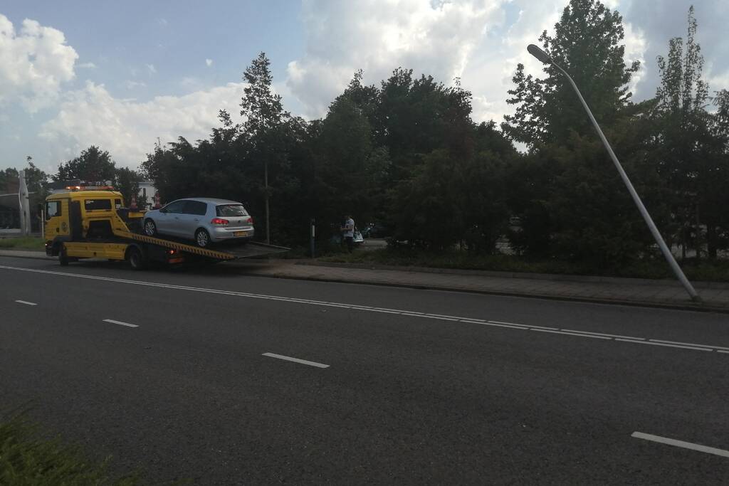 Auto botst op paal en krijgt klapband