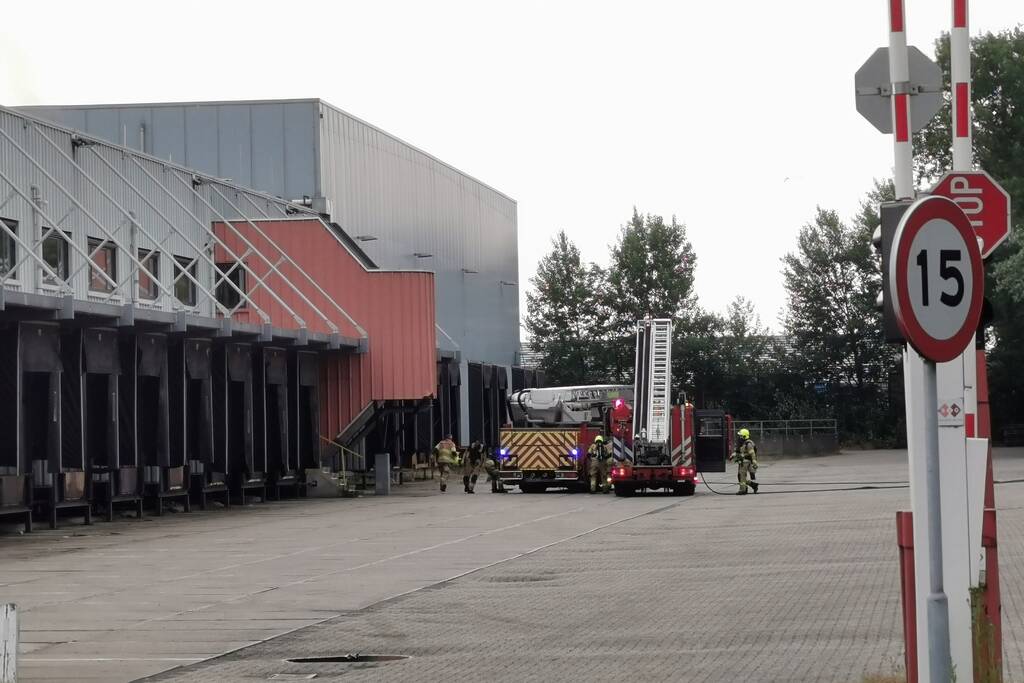 Brandweer blust brand in groot industriepand